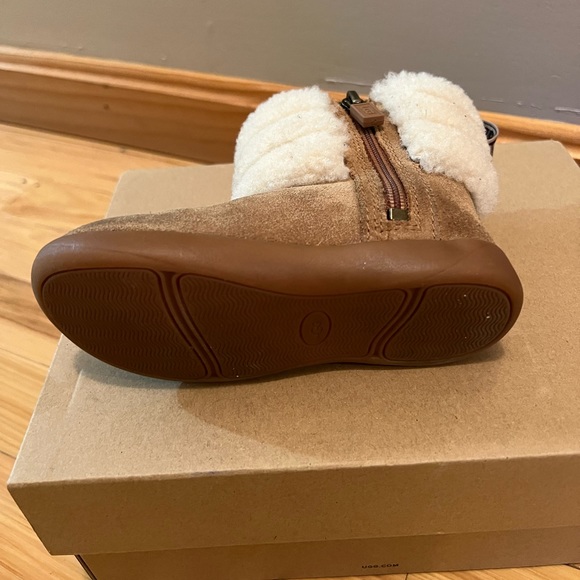 UGG Boots Size 8 - Picture 2 of 9